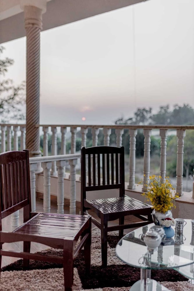 Deluxe Room, Balcony, Hill View