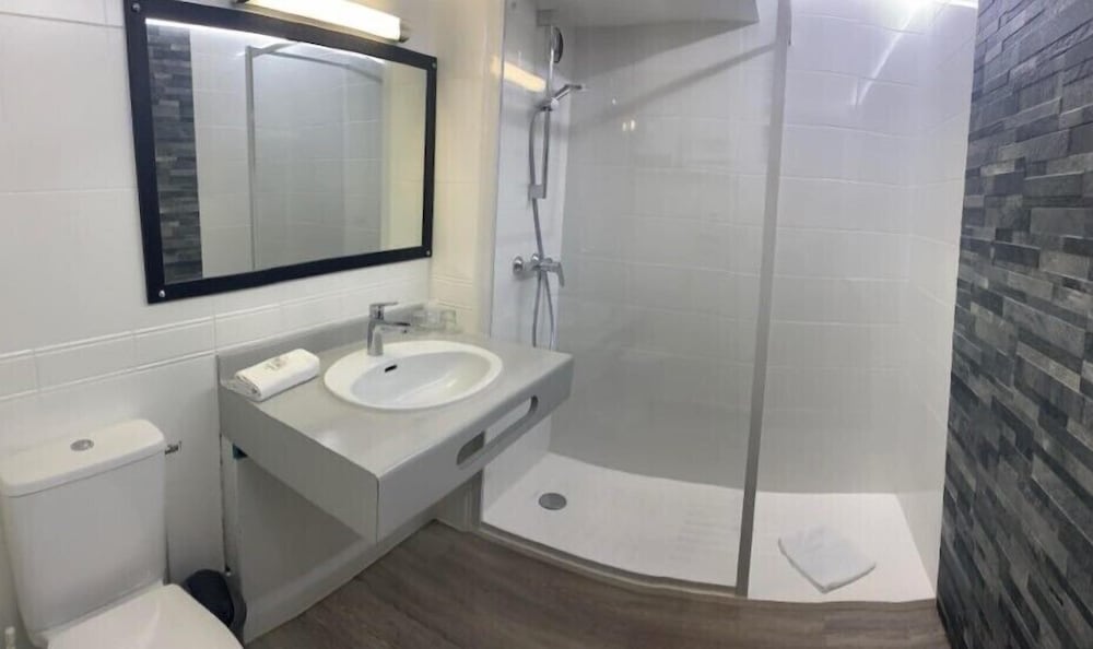 Standard Twin Room, 2 Twin Beds, Courtyard View - Photo 6