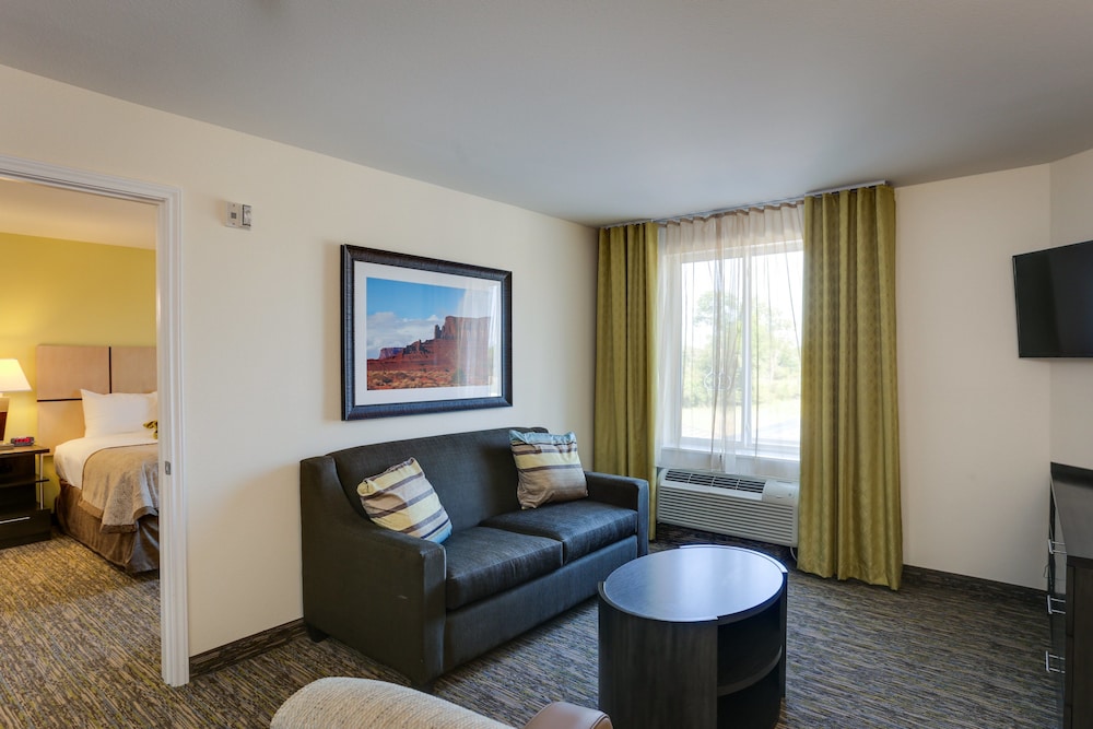 Suite, 1 King Bed, Accessible (1 King, Comm, Mobil Tub) photo 3