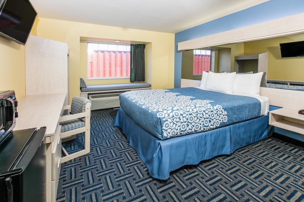 Standard Room, 1 Queen Bed - Photo 2