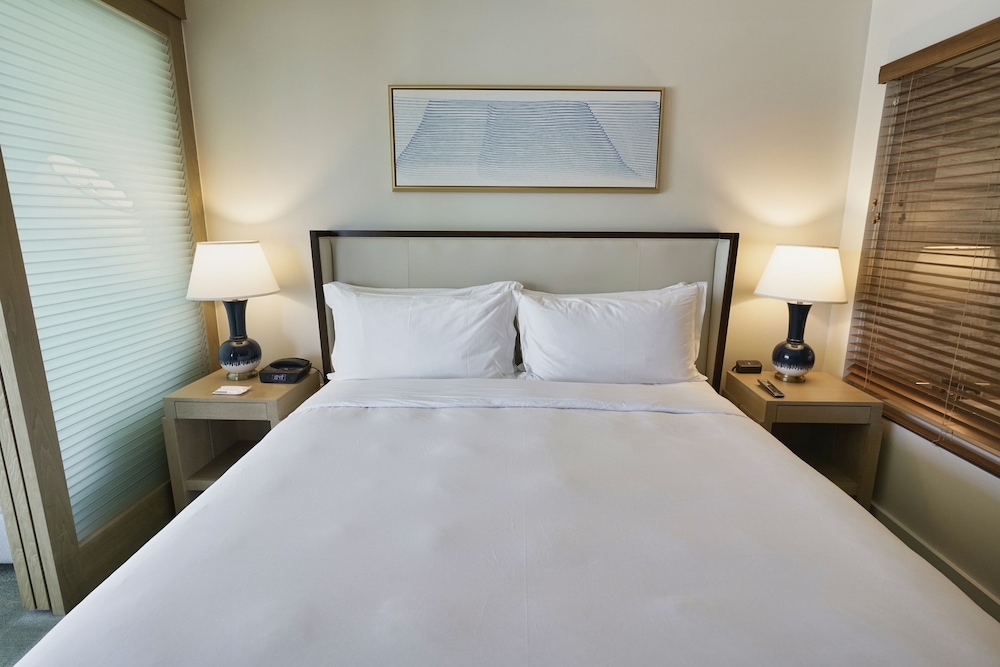 Room, 1 King Bed with Sofa bed, Partial Ocean View, Corner photo 2