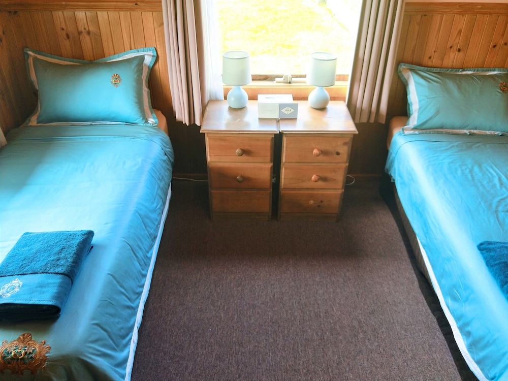 Two Bedroom Family Cottage with Country View Non Pet Friendly photo 3