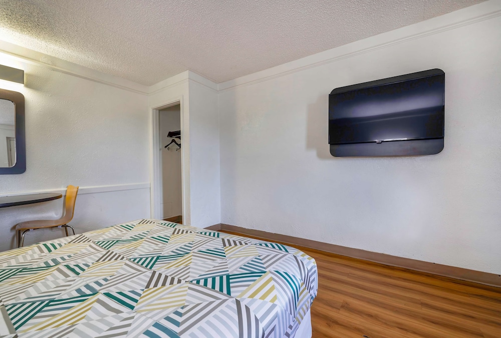 Standard Room, 1 Queen Bed, Non Smoking - Photo 6