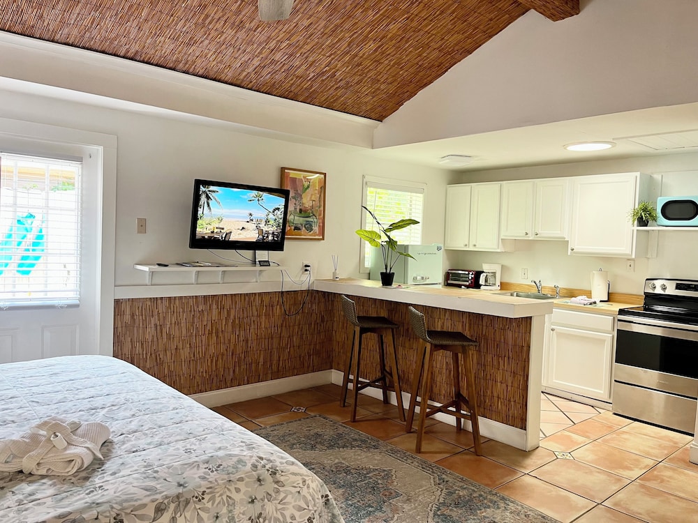 Cottage, Hot Tub, Bay View (Hibiscus Room) photo 3