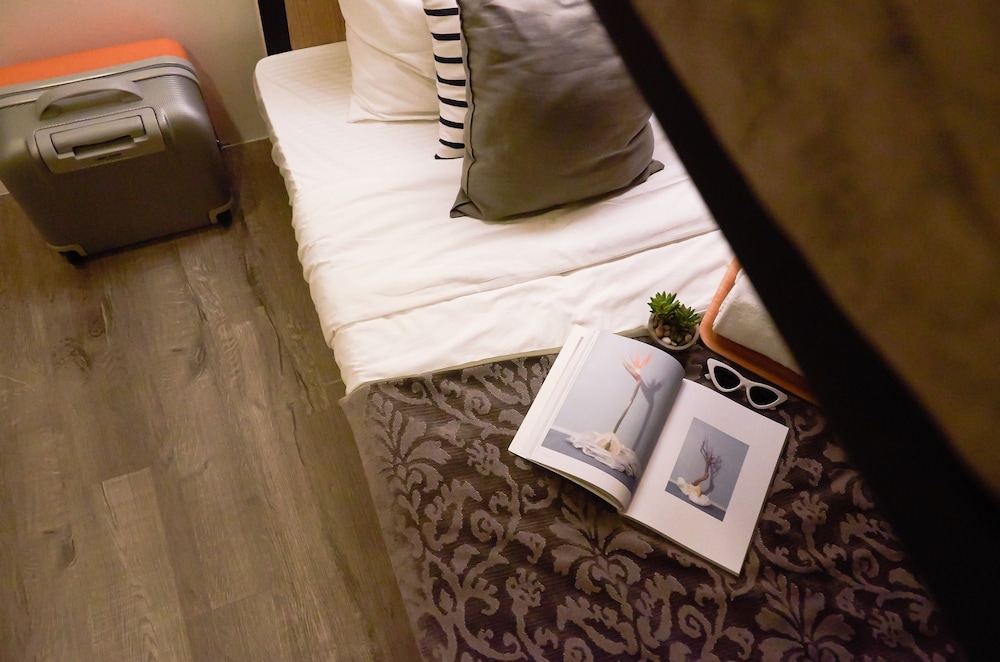 Twin queen size bed with shared bathroom photo 1