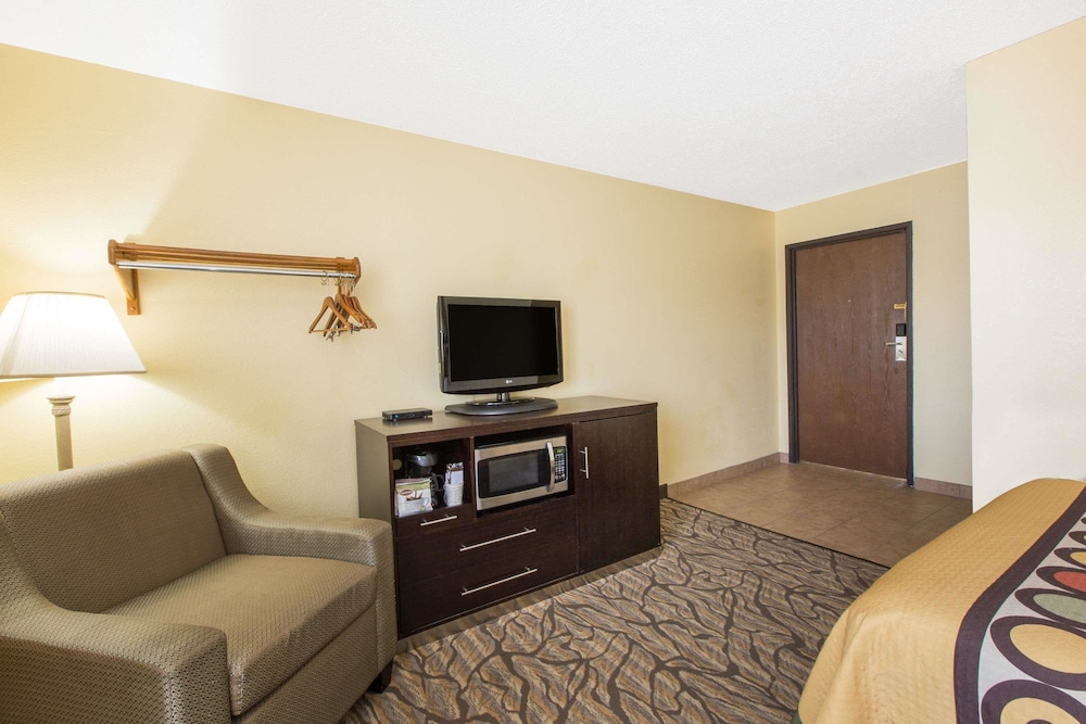Studio Suite, 1 King Bed with Sofa bed, Non Smoking, Refrigerator - Photo 3