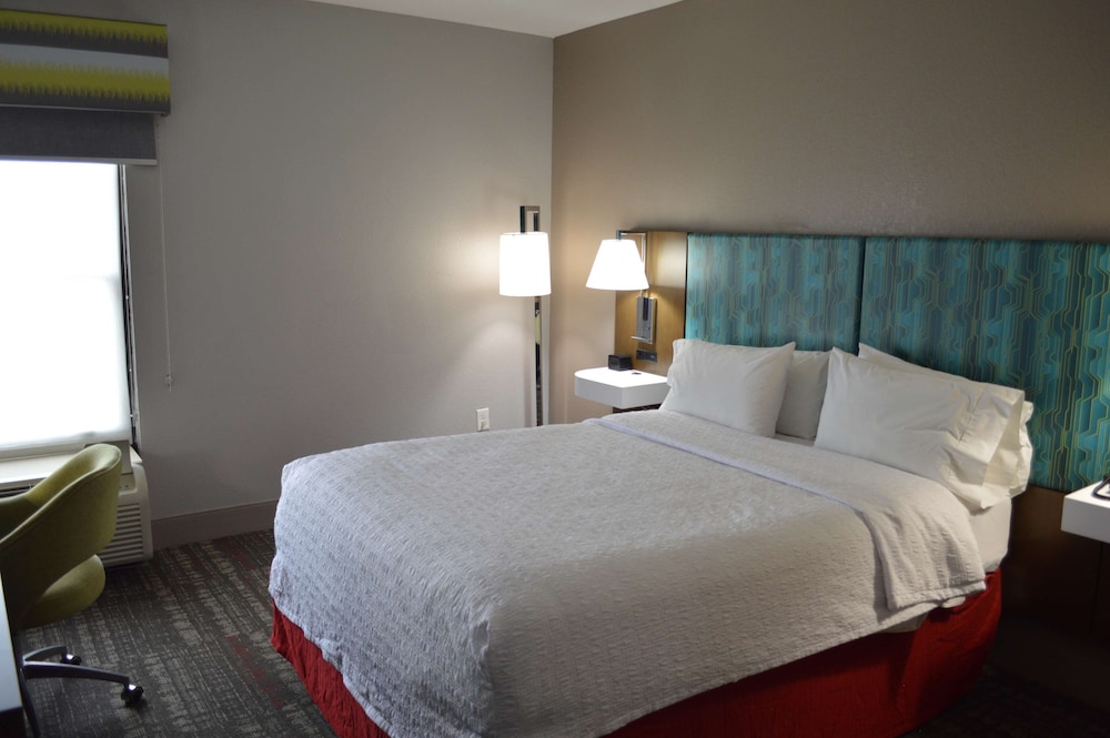 Standard Room, 1 Queen Bed, Non Smoking (Walk-in Shower)