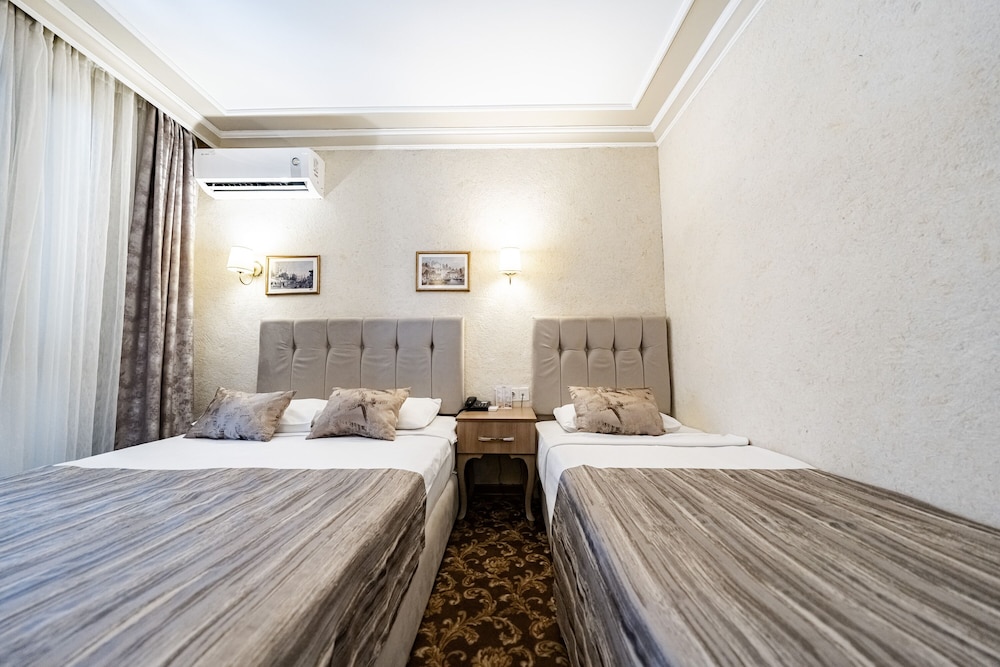 Standard Room with City View and French Balcony (Twin Bed) - Photo 6
