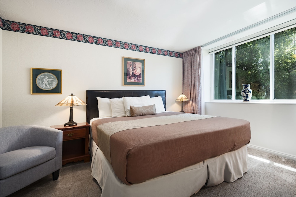 1 Bedroom Condominium photo 2