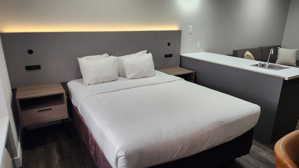 Suite, 1 Queen Bed with Sofa bed, Non Smoking - Photo 5