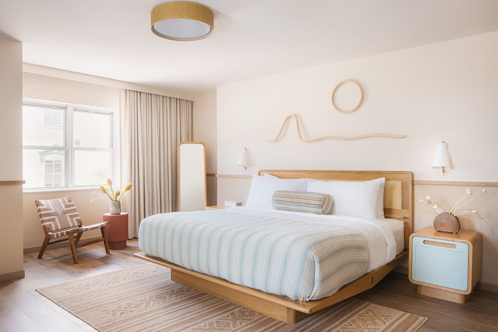 Premier Room, 1 King Bed - Photo 1