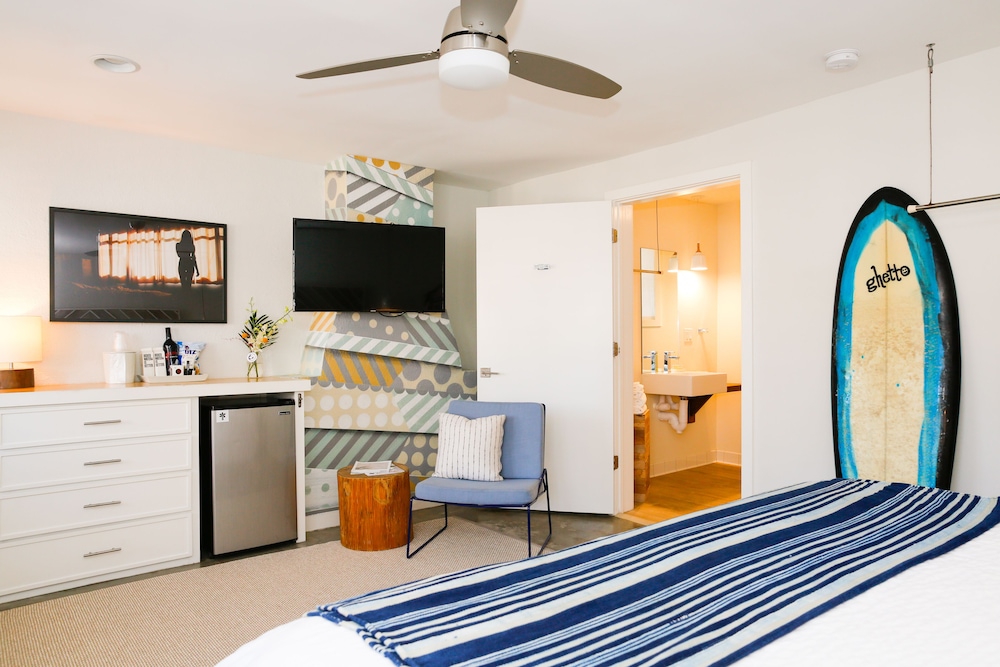 Standard Room, 1 King Bed, Non Smoking photo 2