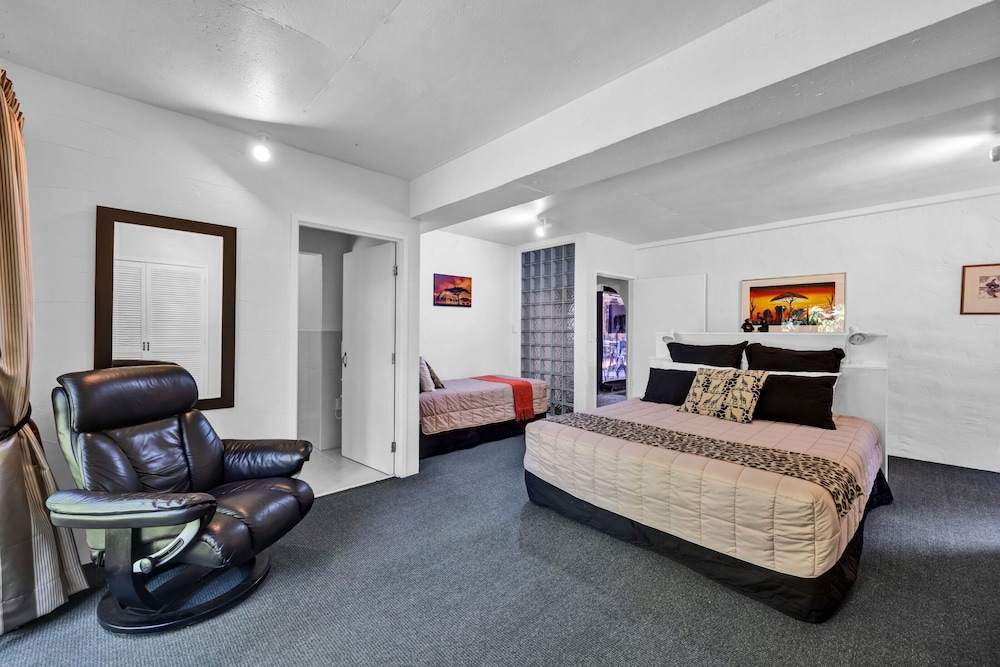 Room, Multiple Beds, Fireplace, Garden View (Serengeti) photo 1