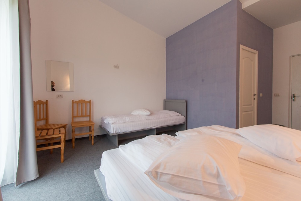 Basic Triple Room photo 2
