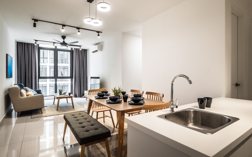 Three Bedroom Apartment - Photo 5