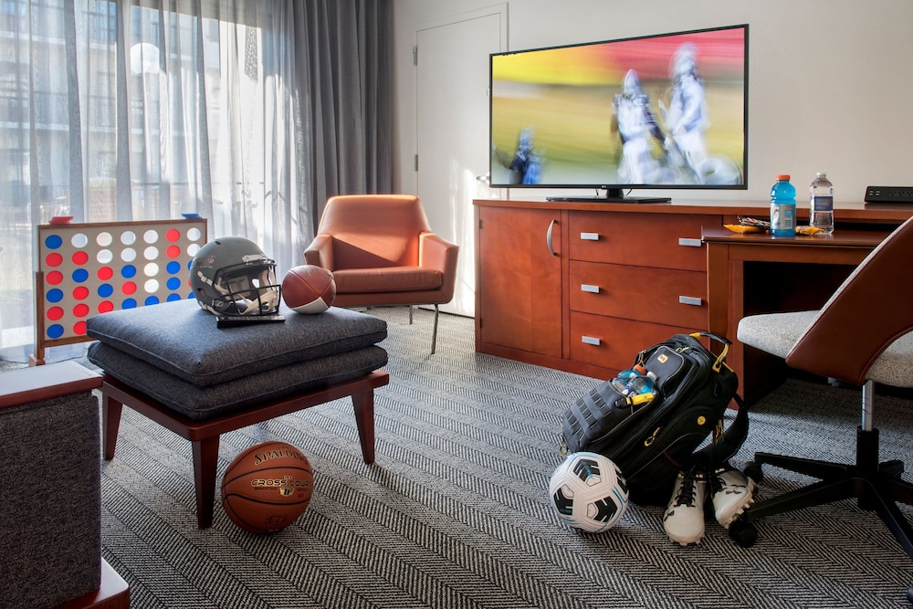 Suite, 1 Bedroom - Photo 3