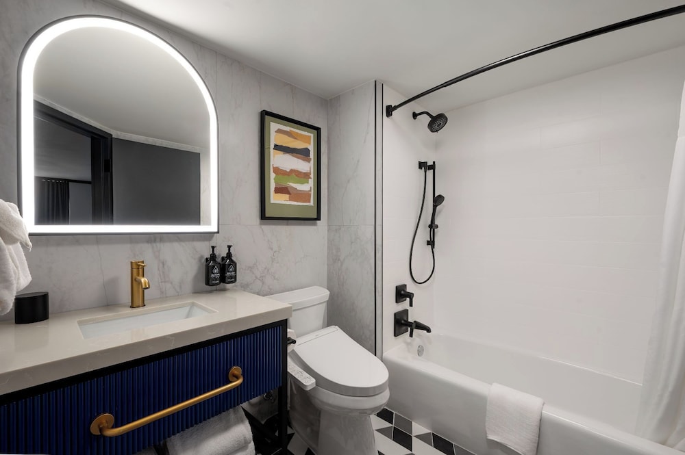 Standard Room, 1 King Bed, Mobility Accessible (Communications) - Photo 4