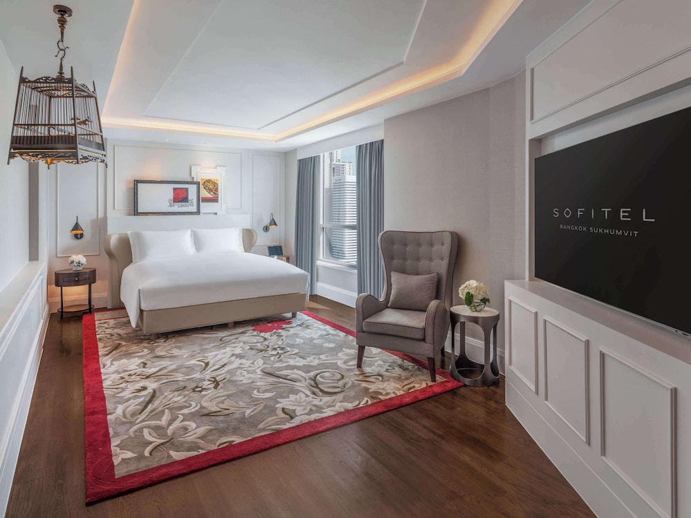 IMPERIAL SUITE, 1 King Size Bed, Living and Dining Room, Study Room, Club Millésime Access thumbnail 5