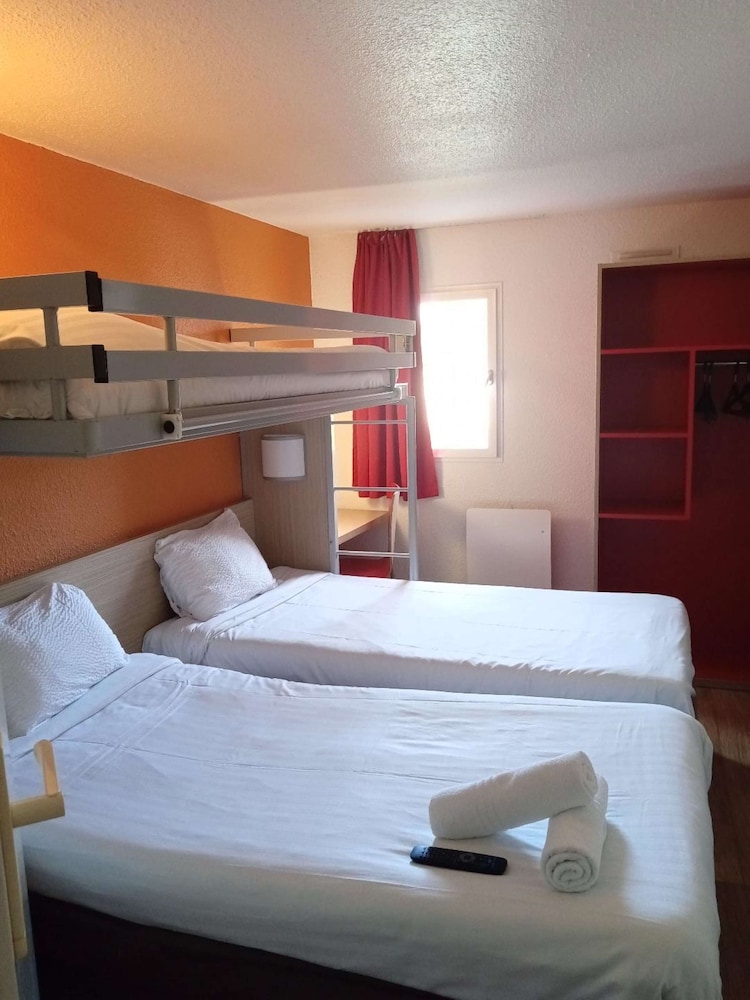 Standard Room, 3 Twin Beds - Photo 3