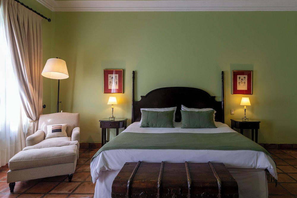 Colonial 1 King Bed