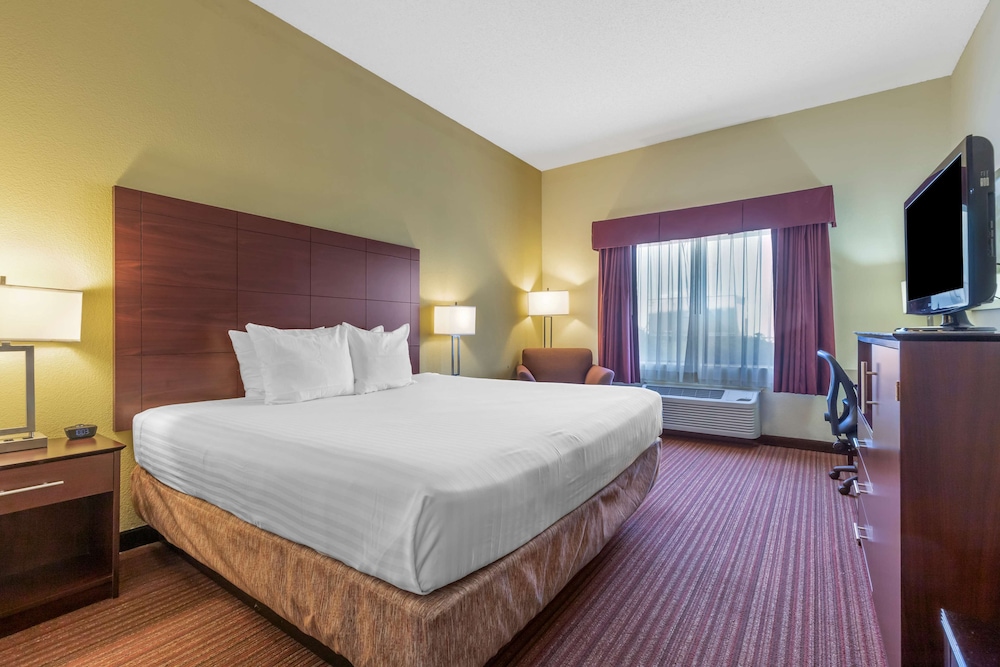 Standard Room, 1 King Bed, Accessible, Bathtub photo 3