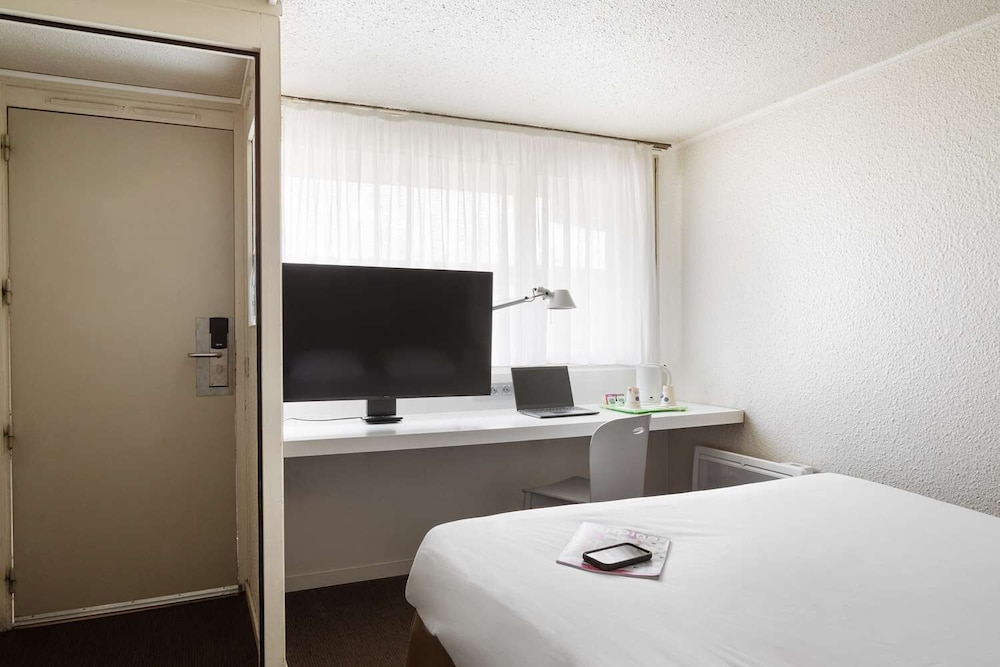 Standard Triple Room, Multiple Beds - Photo 2