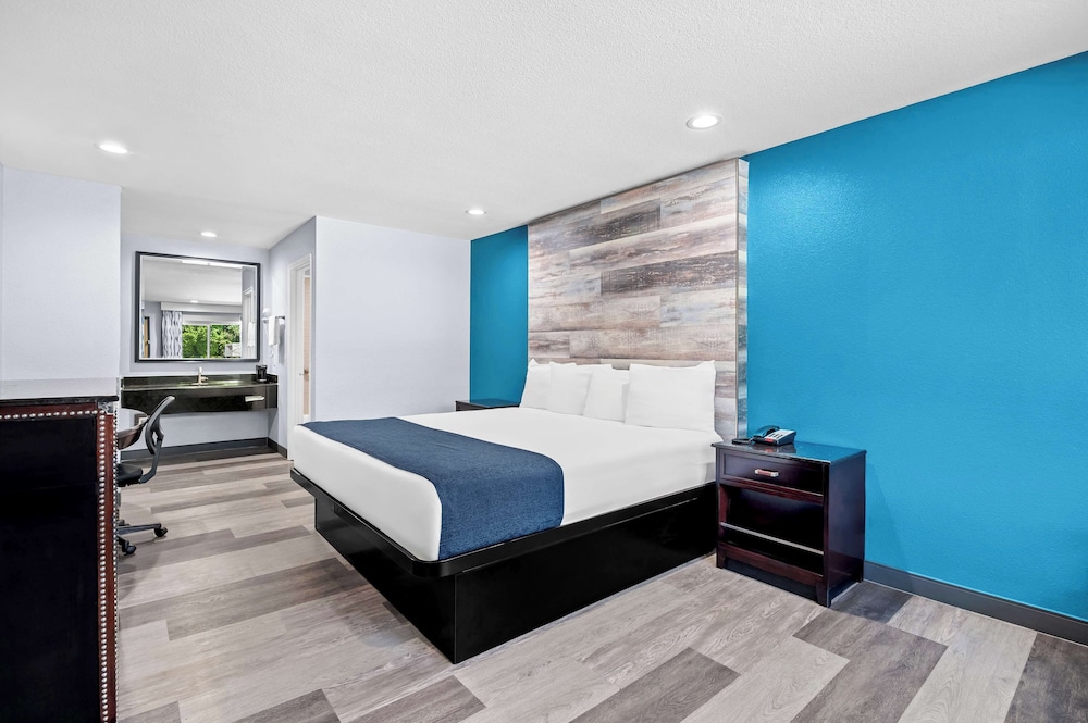 Suite, Multiple Beds, Non Smoking - Photo 3
