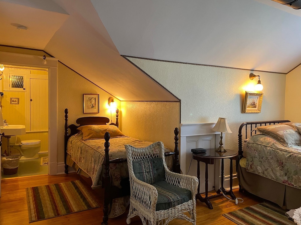 Standard Double or Twin Room, Ensuite (Regular) photo 3