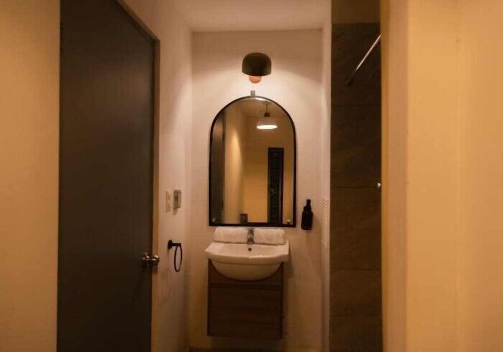 Compact Room with Private Bathroom - Photo 4