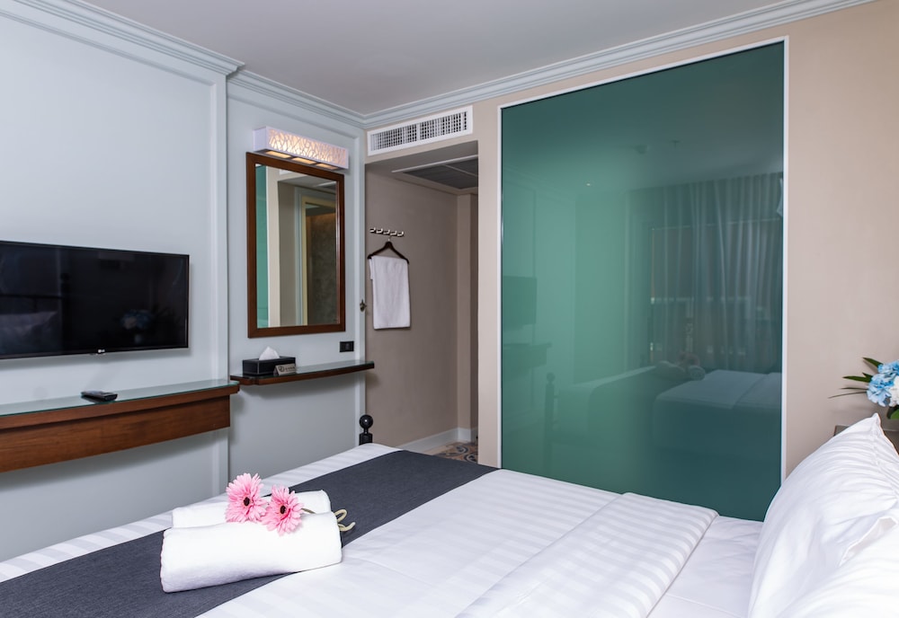 Deluxe King Room photo 3