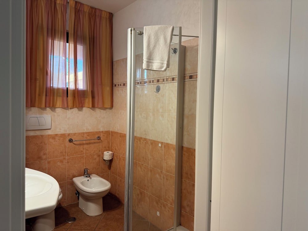 Business Double Room Single Use - Photo 11