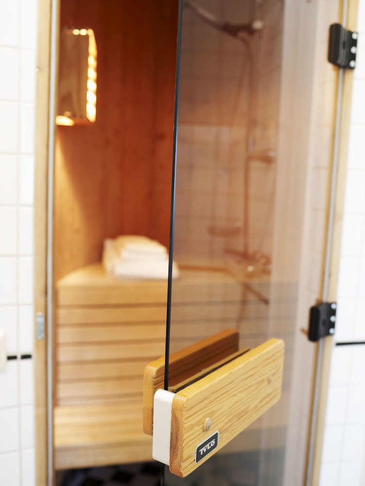Suite, 1 Queen Bed, Non Smoking, Balcony (Living Room) - Photo 9