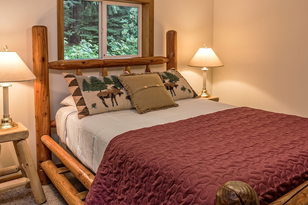 Eagles Nest 1 Bedroom Cabin - Full Log Bed photo 2