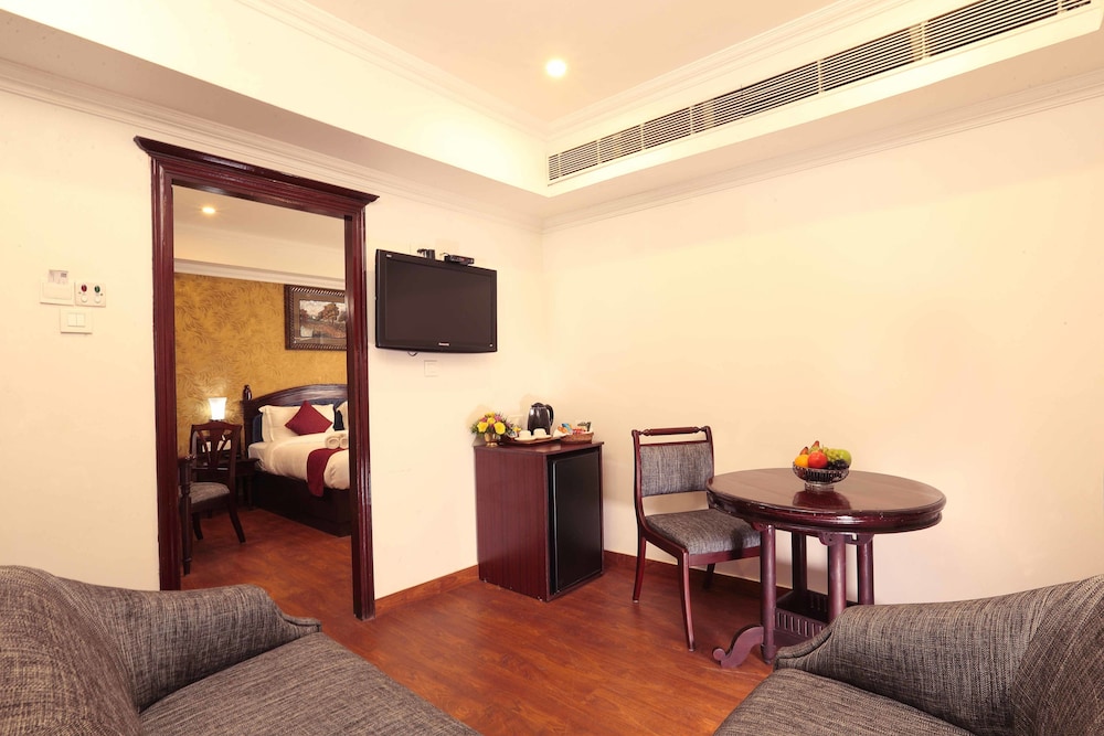 Suite - Photo 1