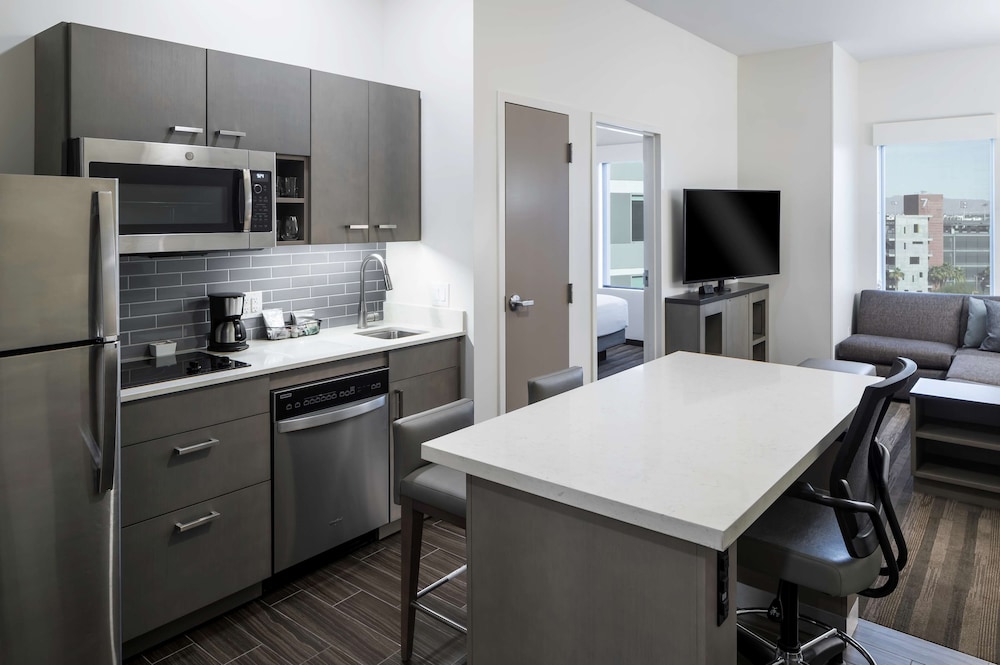 Suite, 1 Bedroom, Kitchen (1 King Bed, High Floor, Sofabed) - Photo 5
