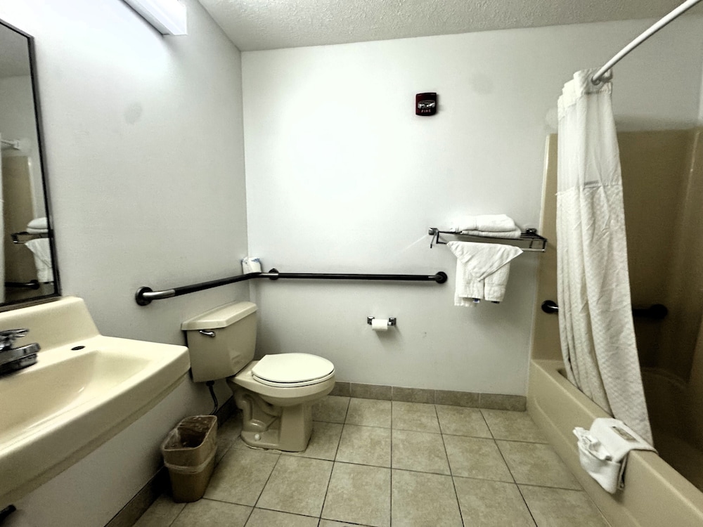 Room, 1 Queen Bed, Accessible, Non Smoking (Mobility/Hearing Impaired) - Photo 8