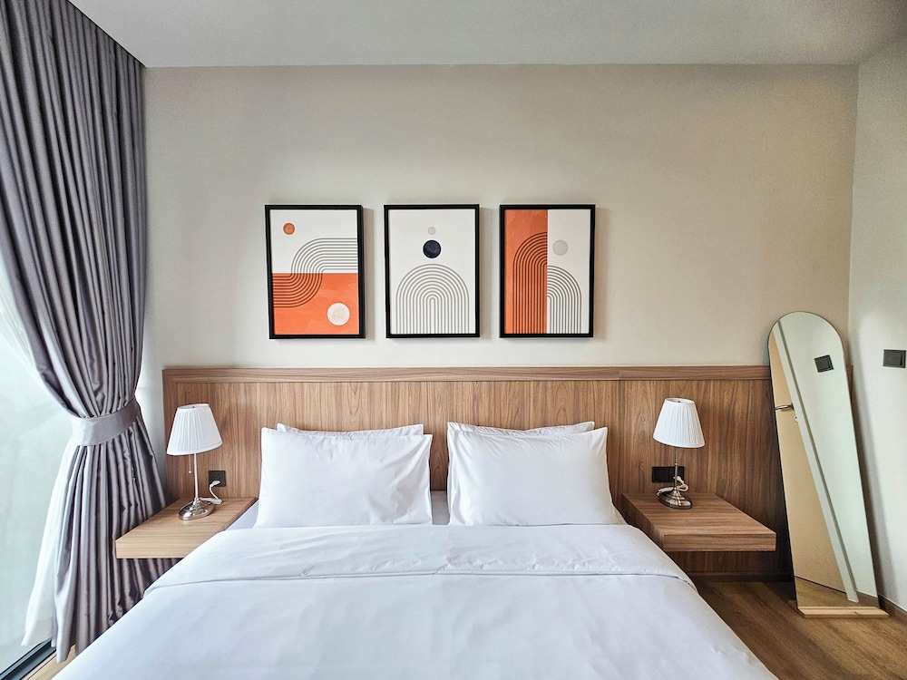 Standard Studio Suite, 1 King Bed, Hill View