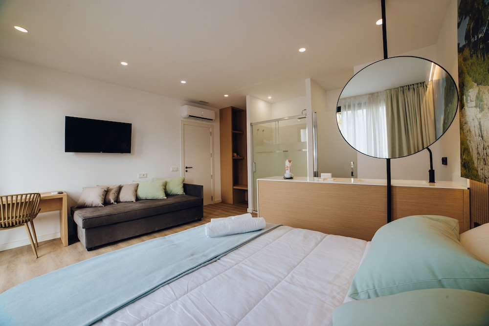 Family Double Room (2 + 2)