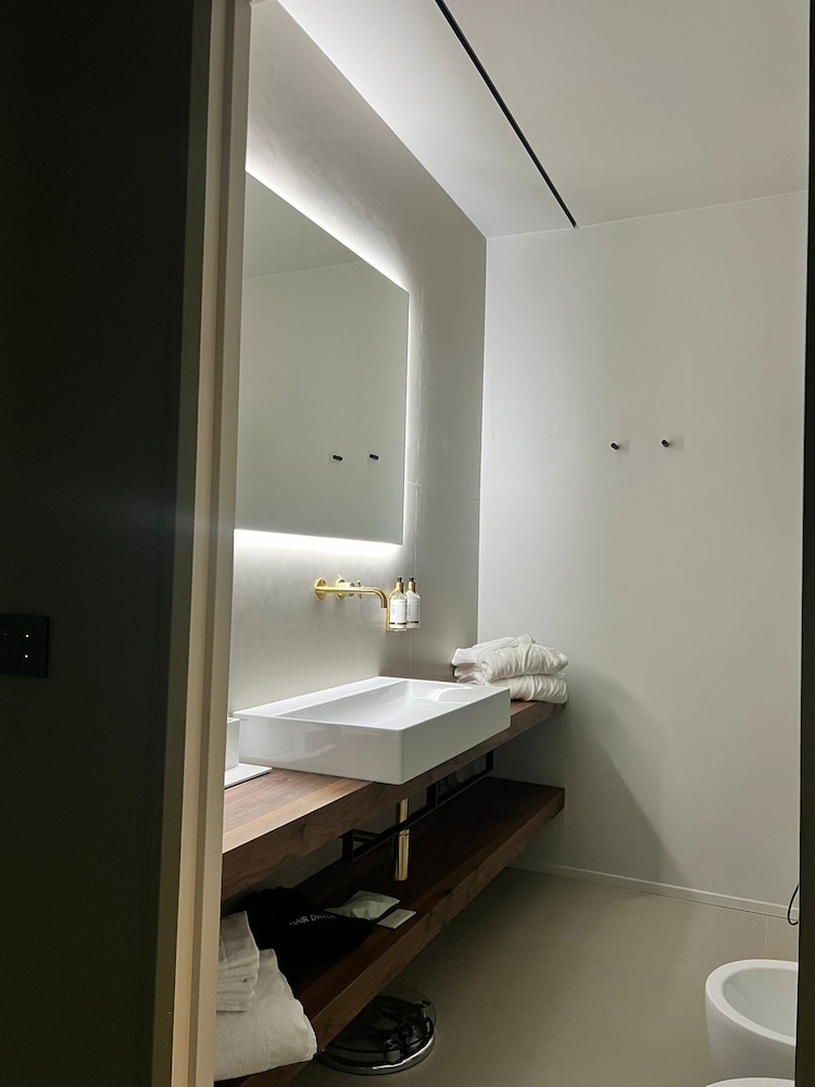 Deluxe Suite - Photo 29