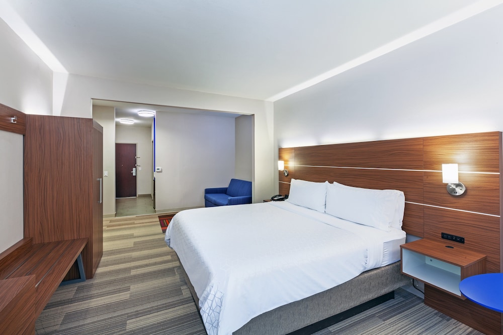 Suite, 1 King Bed - Photo 2