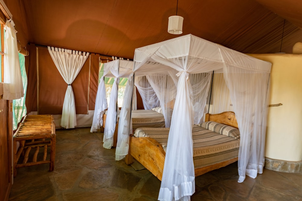 Deluxe Tent (Triple) photo 2