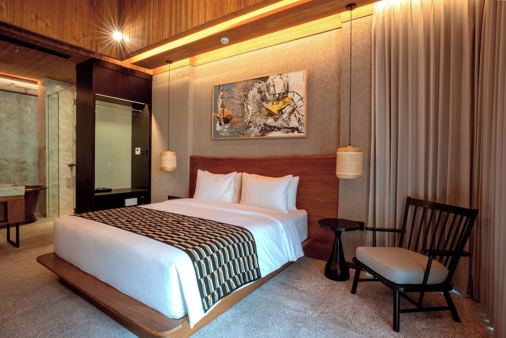 Executive Suite - Photo 5