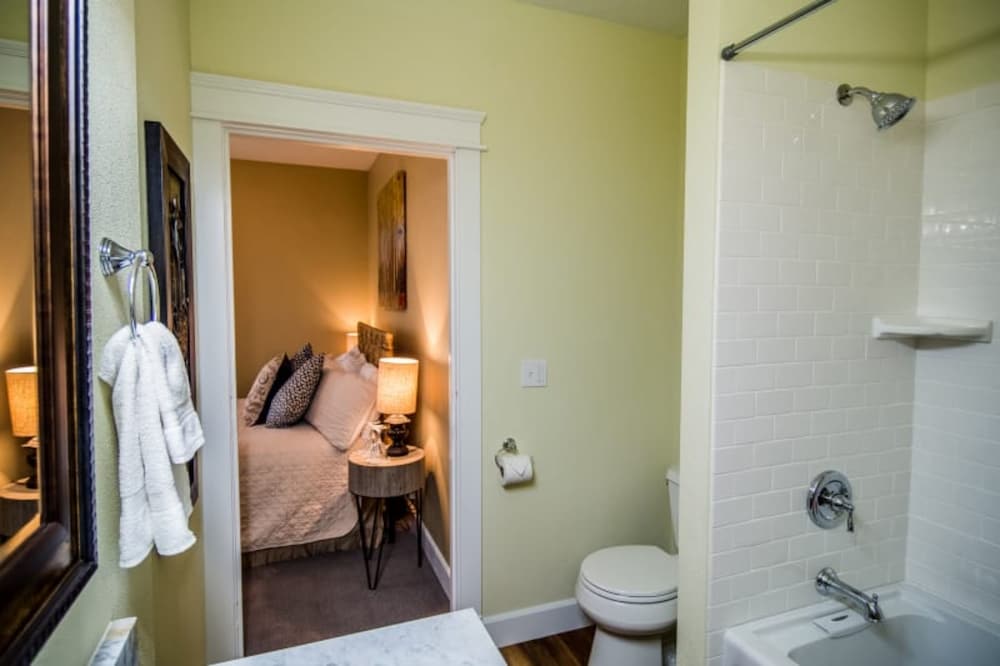 Room, Private Bathroom (Jackson #322)