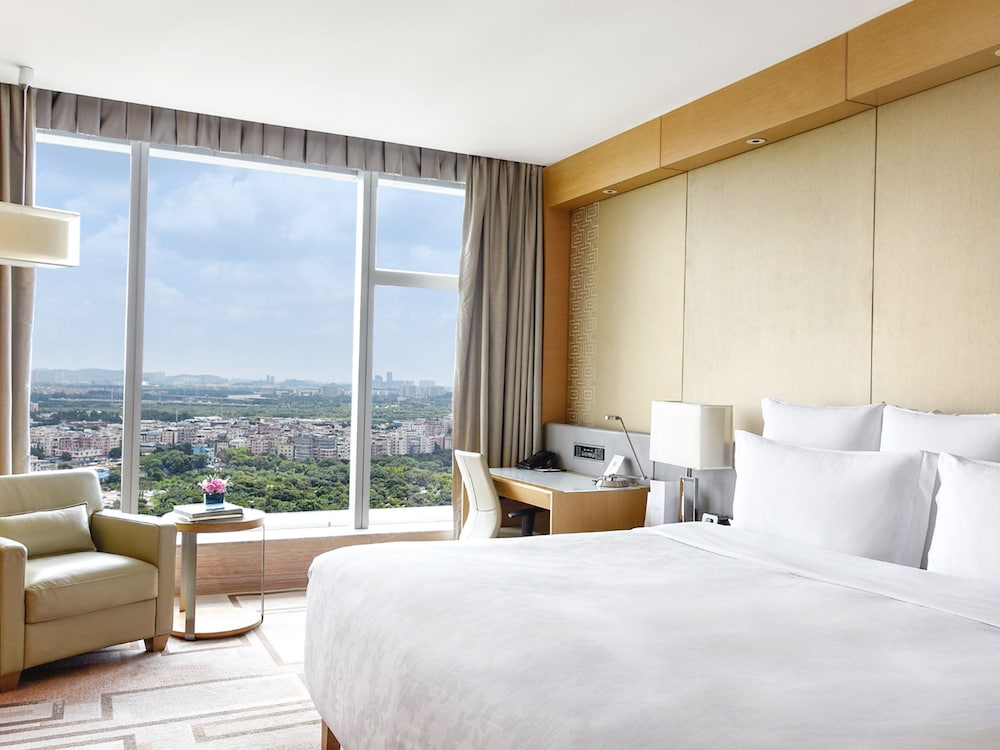 Deluxe Room, 1 Queen Bed photo 2