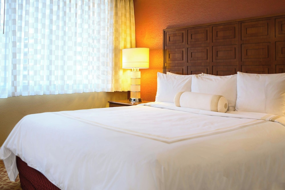Room, 1 King Bed (Mobility/Hearing Accessible, Tub) - Photo 3