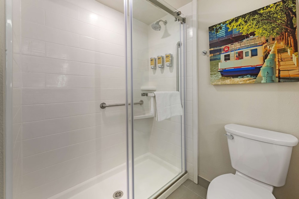 Standard Room, 2 Queen Beds, Non Smoking, Refrigerator & Microwave (Shower Only;Larger Room) - Photo 5