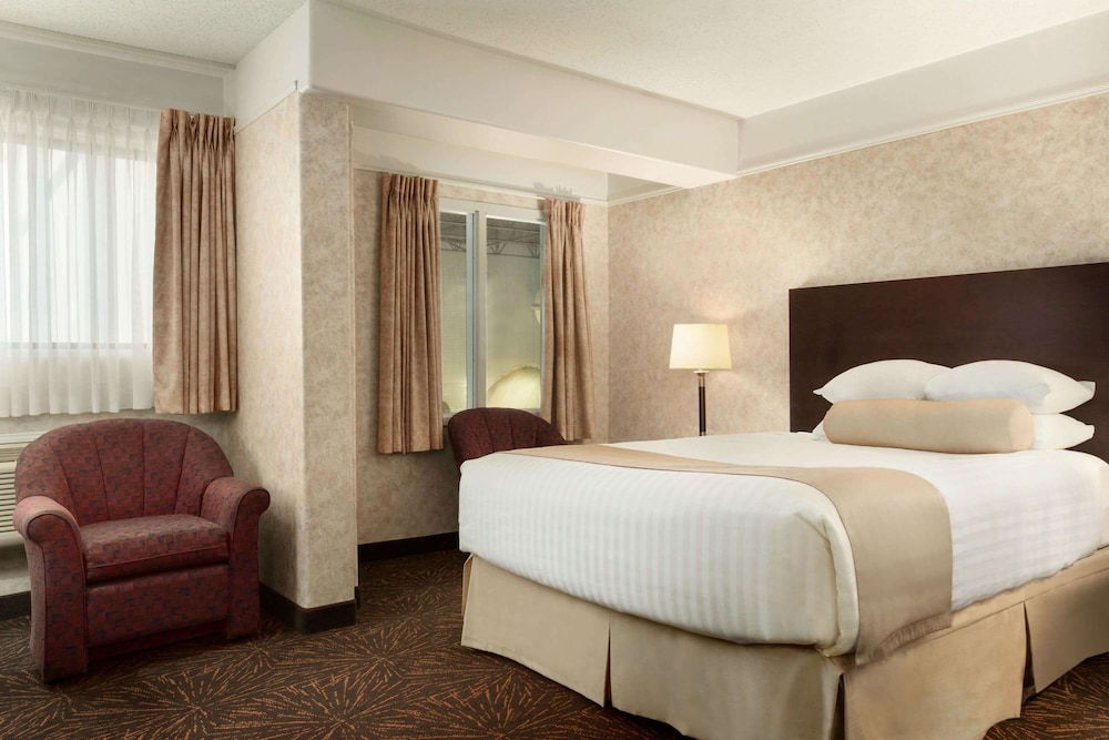 Room, 1 Queen Bed, Smoking - Photo 1