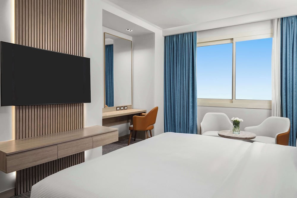 Executive Suite, Club Lounge Access