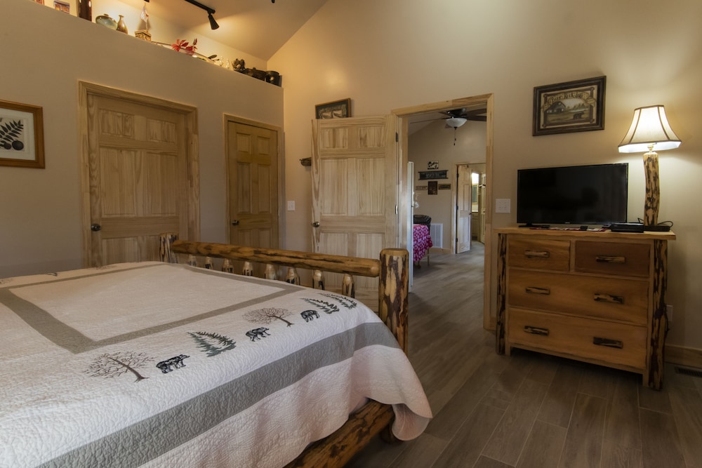 Tree House Suite, 1 King Bed, 1 Queen Bed, and 1 Queen Sofa Bed, Patio