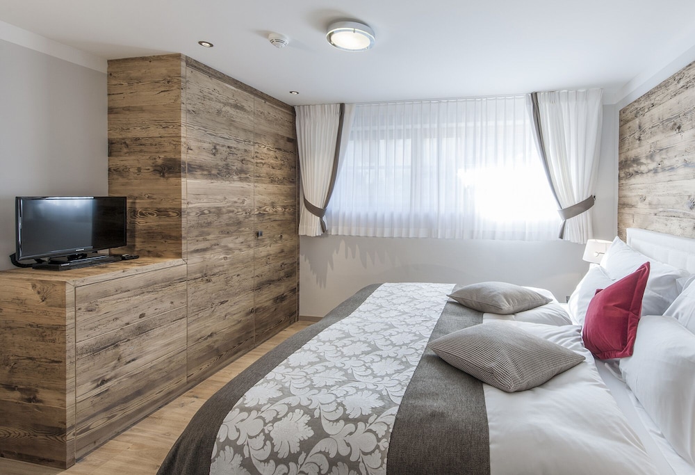 Grand Suite, 2 Bedrooms, Kitchen, Garden View photo 2